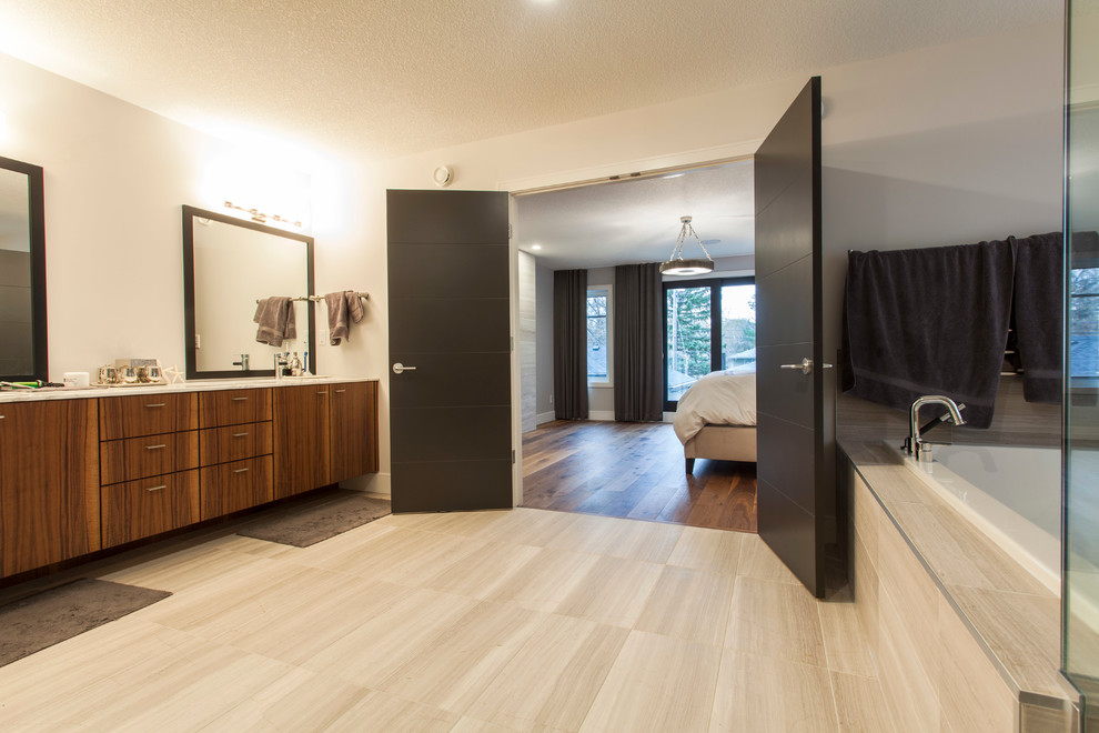 Großes Modernes Badezimmer En Suite mit flächenbündigen Schrankfronten, hellbraunen Holzschränken, Einbaubadewanne, Eckdusche und Porzellan-Bodenfliesen in Edmonton