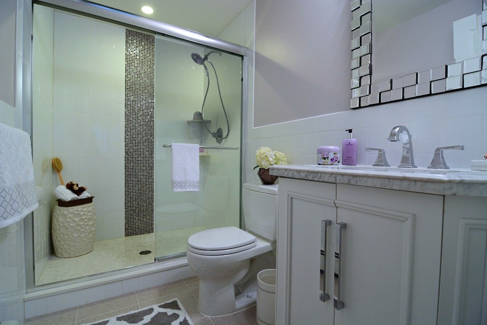 На фото: детская ванная комната в стиле неоклассика (современная классика) с врезной раковиной, белыми фасадами, столешницей из гранита и фиолетовыми стенами с