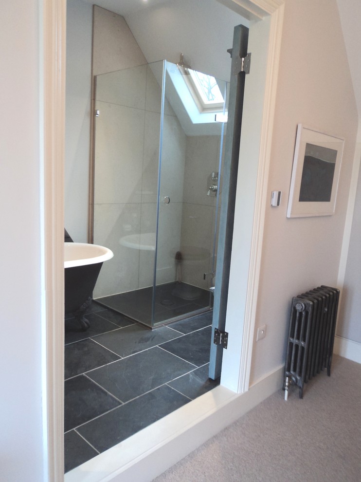 Idee per una stanza da bagno con doccia eclettica con piastrelle grigie e piastrelle in pietra