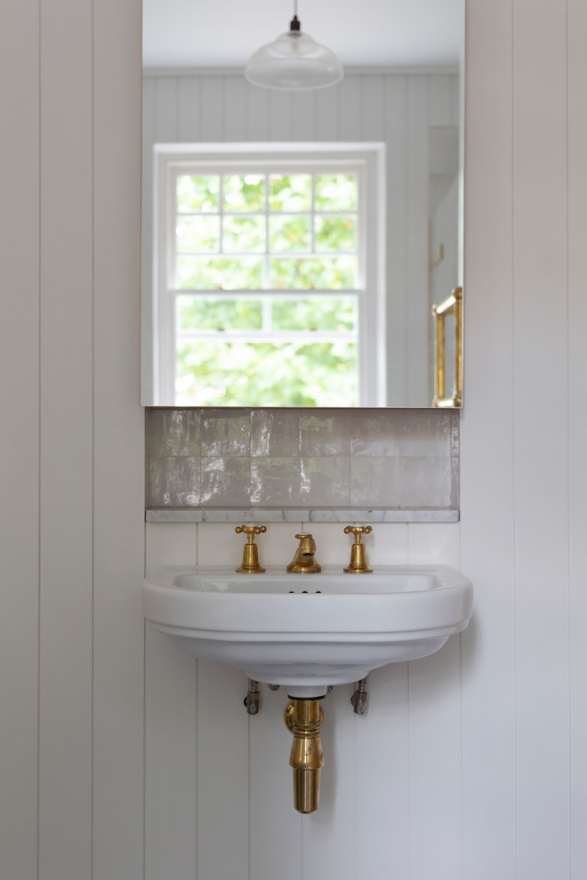 Источник вдохновения для домашнего уюта: ванная комната в стиле кантри с белыми стенами и подвесной раковиной