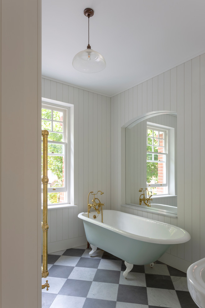 Источник вдохновения для домашнего уюта: ванная комната среднего размера в стиле кантри с ванной на ножках и разноцветным полом