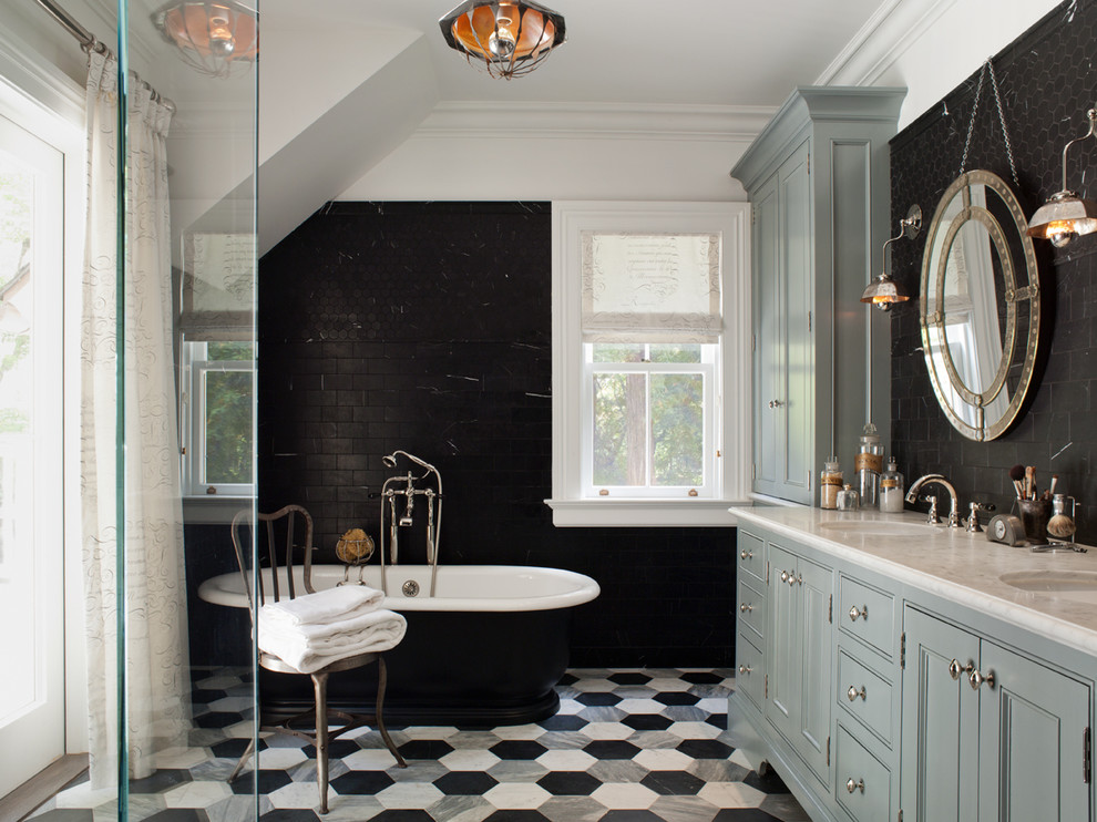 Пример оригинального дизайна: главная ванная комната в классическом стиле с врезной раковиной, серыми фасадами, мраморной столешницей, отдельно стоящей ванной, угловым душем, серой плиткой, каменной плиткой, черными стенами, мраморным полом и фасадами с утопленной филенкой