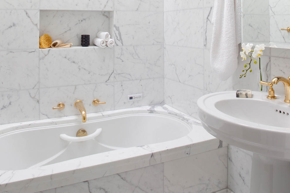 Свежая идея для дизайна: ванная комната среднего размера в классическом стиле с накладной ванной, душем над ванной, белой плиткой, мраморной плиткой, белыми стенами, мраморным полом, раковиной с пьедесталом, белым полом и открытым душем - отличное фото интерьера