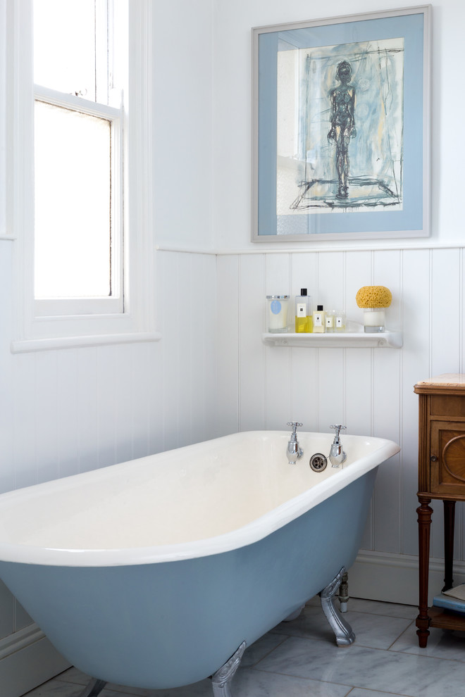 На фото: ванная комната среднего размера в классическом стиле с ванной на ножках, белыми стенами и белым полом
