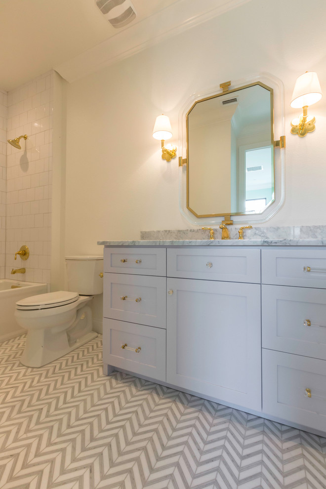 Источник вдохновения для домашнего уюта: ванная комната среднего размера в стиле кантри с накладной раковиной