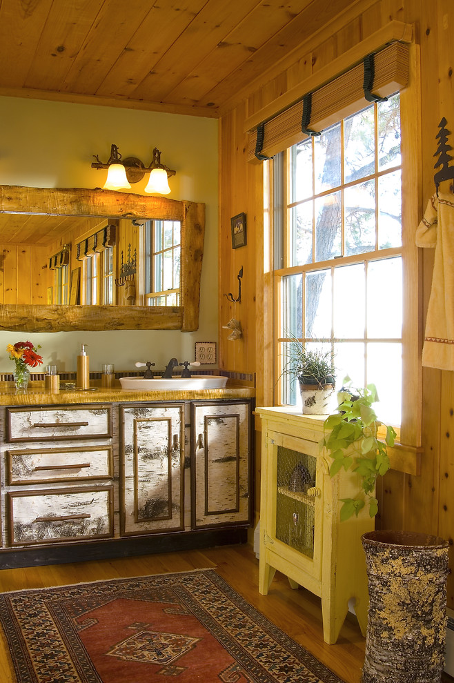 Cette photo montre une salle de bain nature en bois vieilli avec une vasque, un plan de toilette en bois, une douche ouverte, WC à poser, un mur beige, un sol en bois brun, un sol marron et un placard avec porte à panneau encastré.