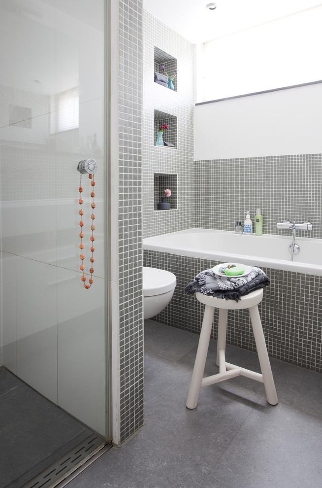 Ejemplo de cuarto de baño infantil y rectangular moderno con baldosas y/o azulejos en mosaico y baldosas y/o azulejos grises