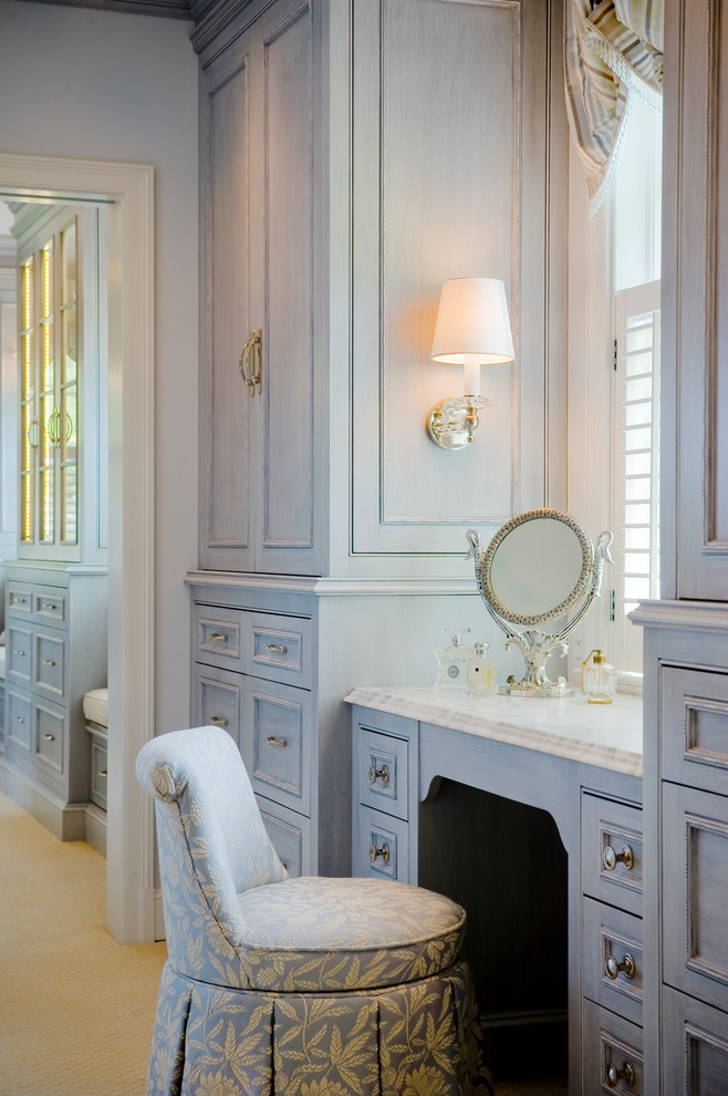 На фото: главная ванная комната в классическом стиле с фасадами с утопленной филенкой и серыми фасадами
