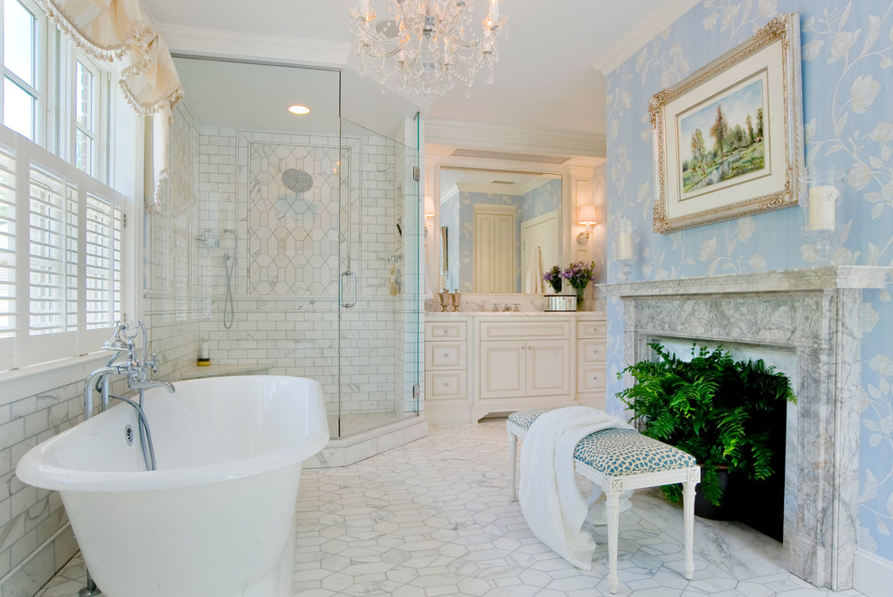 Idée de décoration pour une très grande salle de bain principale tradition avec un placard avec porte à panneau encastré, des portes de placard blanches, une baignoire indépendante, une douche d'angle, un carrelage blanc et un mur bleu.