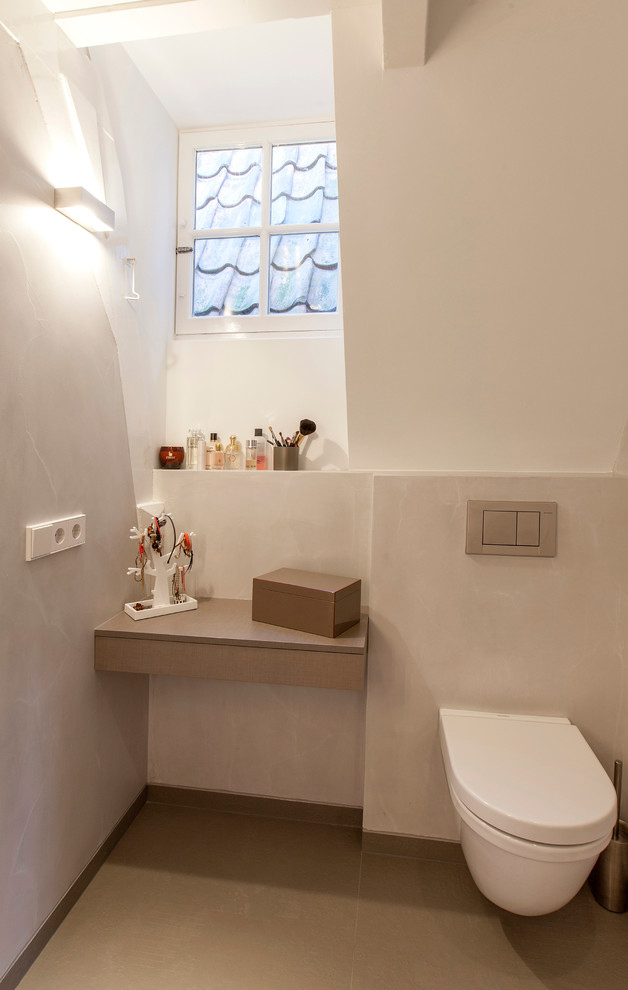 Inspiration för ett funkis badrum, med en vägghängd toalettstol