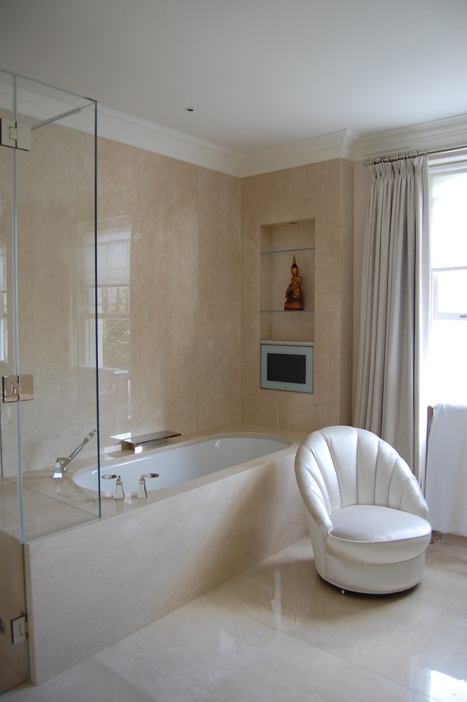 Imagen de cuarto de baño principal de estilo de casa de campo grande con lavabo integrado, bañera esquinera, ducha empotrada, sanitario de dos piezas y suelo de mármol
