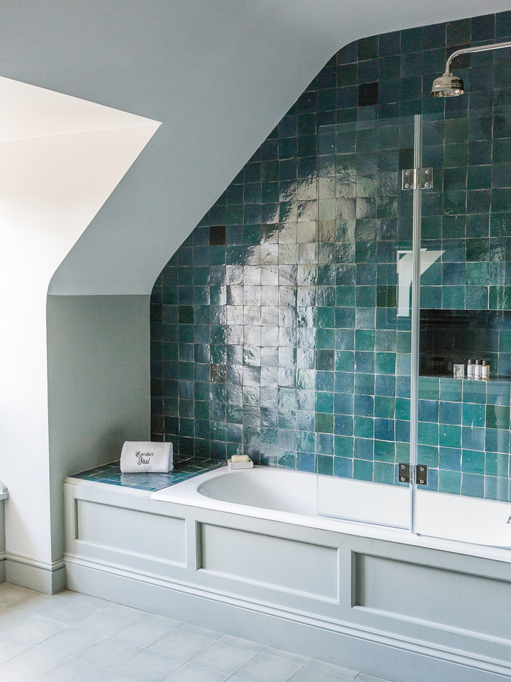 На фото: большая главная ванная комната в классическом стиле с накладной ванной, душем над ванной, зеленой плиткой, цементной плиткой и зелеными стенами