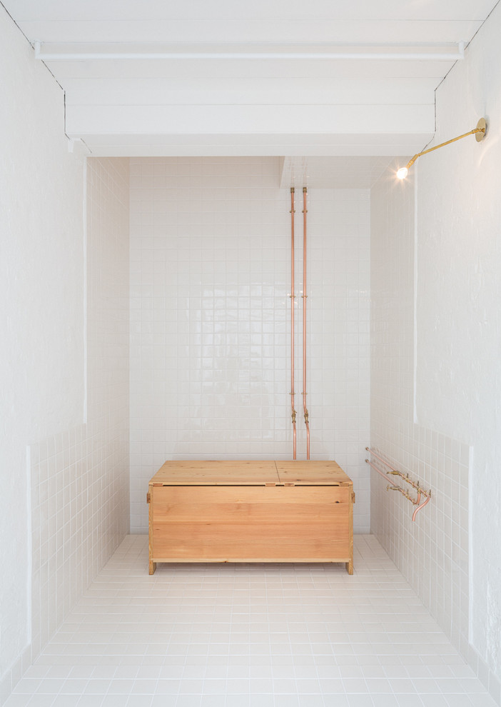 Пример оригинального дизайна: маленькая ванная комната в стиле рустика с белыми фасадами, открытым душем, белой плиткой, керамогранитной плиткой, белыми стенами, полом из керамогранита, душевой кабиной, столешницей из плитки, белым полом, открытым душем и белой столешницей для на участке и в саду