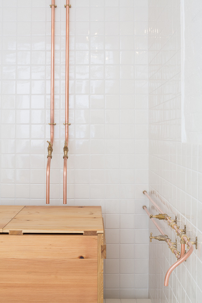 Modelo de cuarto de baño rural pequeño con puertas de armario blancas, aseo y ducha, encimera de azulejos y encimeras blancas