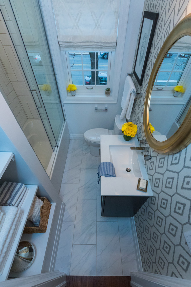 Aménagement d'une salle d'eau classique de taille moyenne avec un placard à porte shaker, des portes de placard grises, une baignoire en alcôve, un combiné douche/baignoire, un carrelage blanc, des carreaux de porcelaine, un mur multicolore, un sol en marbre, un lavabo encastré, un plan de toilette en quartz modifié, un sol blanc et une cabine de douche à porte coulissante.