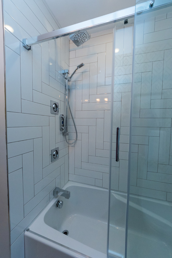 Inredning av ett klassiskt mellanstort badrum med dusch, med skåp i shakerstil, grå skåp, ett badkar i en alkov, en dusch/badkar-kombination, vit kakel, porslinskakel, flerfärgade väggar, marmorgolv, ett undermonterad handfat, bänkskiva i kvarts, vitt golv och dusch med skjutdörr