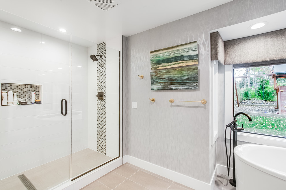 Inspiration pour une salle de bain principale design de taille moyenne avec un placard à porte plane, des portes de placard blanches, une baignoire indépendante, WC à poser, un sol en carrelage de céramique, un lavabo encastré, un plan de toilette en quartz modifié, un sol gris et aucune cabine.