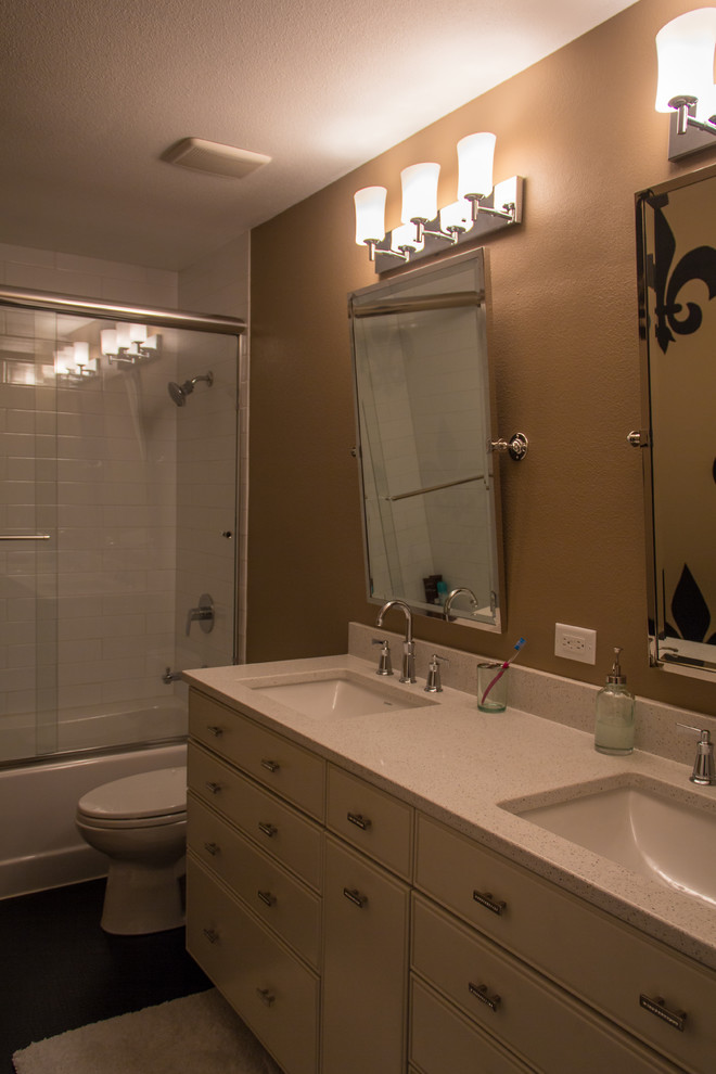 Exempel på ett modernt badrum, med ett undermonterad handfat, möbel-liknande, vita skåp, bänkskiva i kvartsit, en dusch/badkar-kombination, vit kakel, tunnelbanekakel, bruna väggar och linoleumgolv