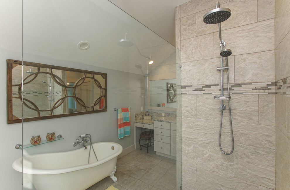 Идея дизайна: большая главная ванная комната в морском стиле с белыми фасадами, ванной на ножках, открытым душем, бежевой плиткой, керамической плиткой, синими стенами, полом из керамической плитки и столешницей из гранита