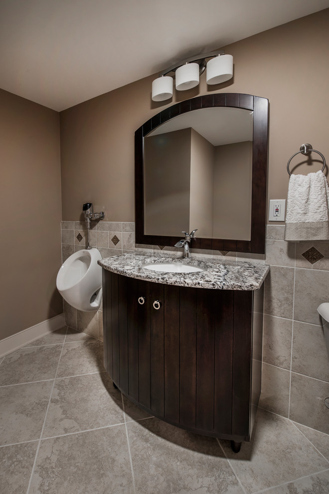 Immagine di una stanza da bagno tradizionale con top in granito