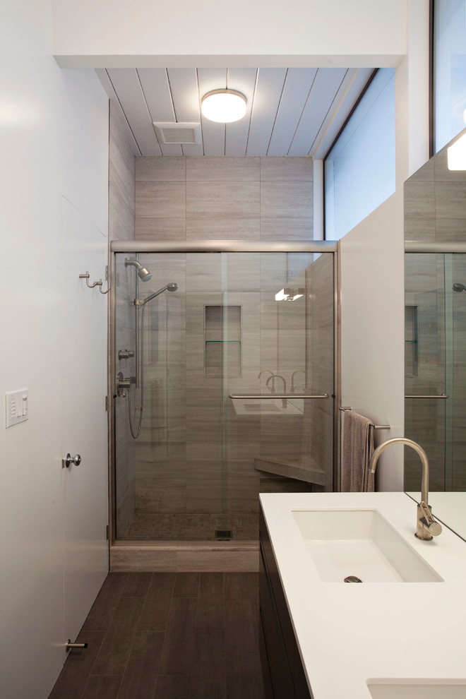 Diseño de cuarto de baño vintage con lavabo bajoencimera, ducha empotrada, baldosas y/o azulejos grises y encimeras blancas