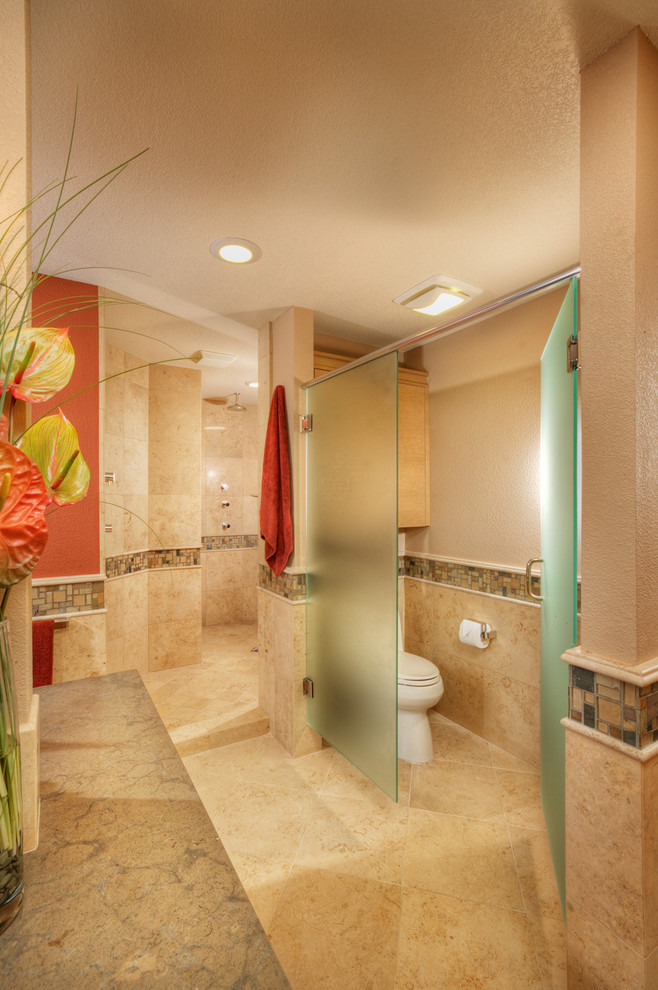 Свежая идея для дизайна: большая главная ванная комната в стиле ретро с плоскими фасадами, светлыми деревянными фасадами, душем в нише, раздельным унитазом, бежевой плиткой, коричневой плиткой, керамической плиткой, красными стенами, полом из травертина, настольной раковиной и столешницей из талькохлорита - отличное фото интерьера