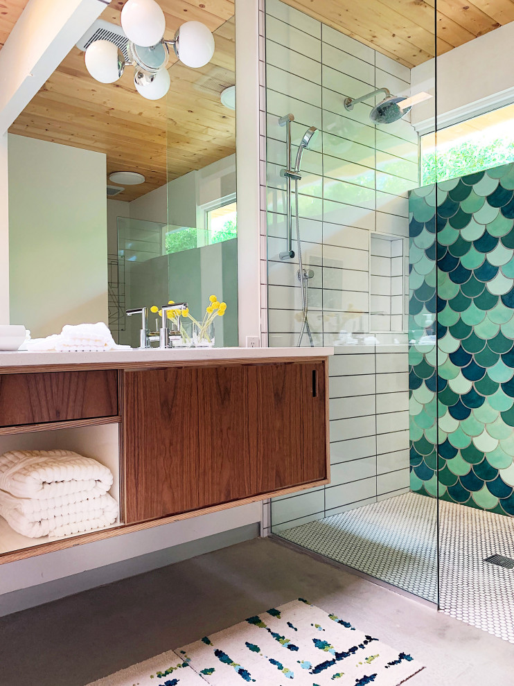 Inspiration för ett mellanstort retro vit vitt badrum med dusch, med en öppen dusch, keramikplattor, med dusch som är öppen, släta luckor, skåp i mellenmörkt trä, grön kakel, vita väggar, klinkergolv i porslin, ett undermonterad handfat och grått golv