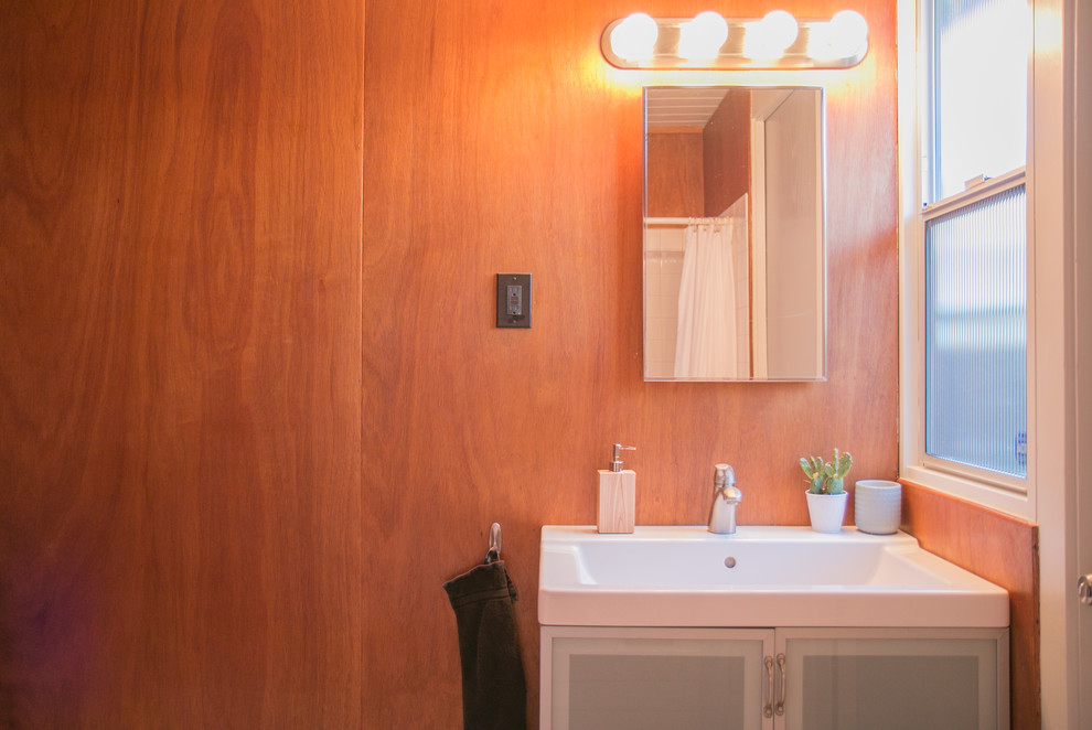 Идея дизайна: ванная комната в стиле ретро с стеклянными фасадами, серыми фасадами, накладной ванной, душем над ванной, унитазом-моноблоком, белой плиткой, керамической плиткой, коричневыми стенами, полом из керамической плитки, консольной раковиной, белым полом и шторкой для ванной