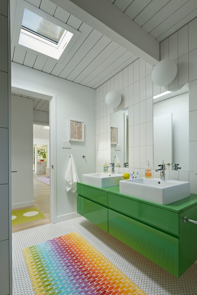 Imagen de cuarto de baño infantil retro con lavabo sobreencimera, armarios con paneles lisos, puertas de armario verdes y baldosas y/o azulejos blancos