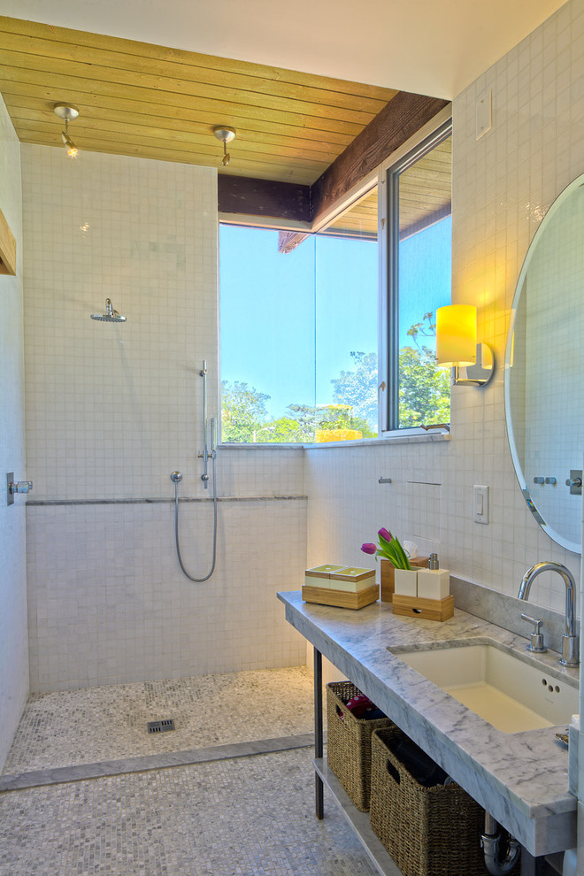 На фото: ванная комната в современном стиле с консольной раковиной, душем в нише и плиткой мозаикой с