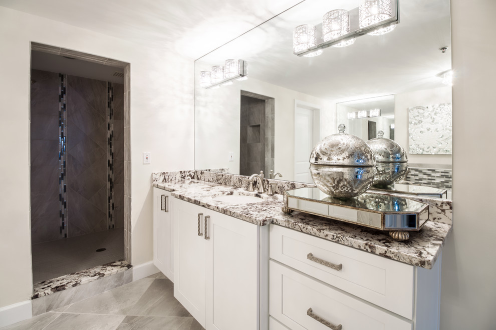 Immagine di una stanza da bagno con doccia classica di medie dimensioni con ante in stile shaker, ante bianche, doccia alcova, pareti beige, lavabo sottopiano, top in granito, pavimento grigio e doccia aperta