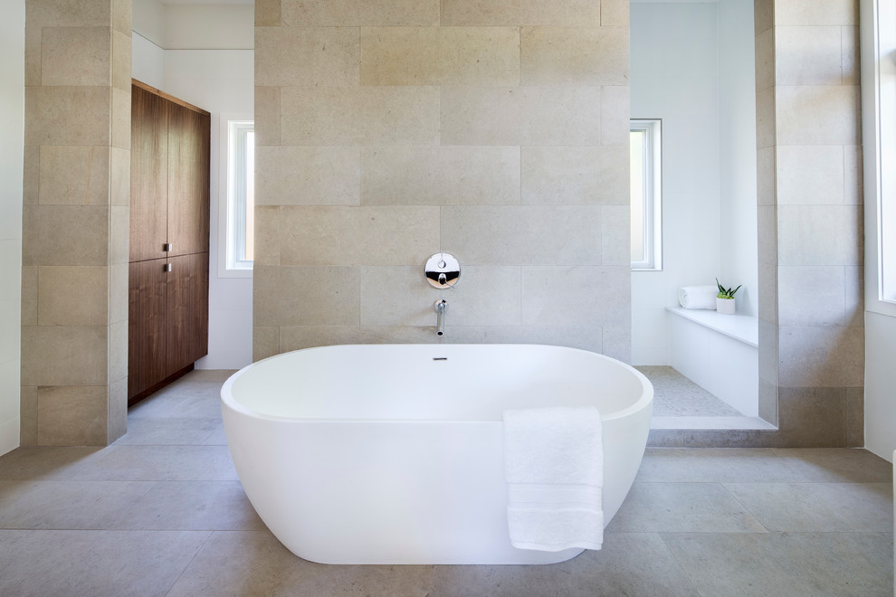 Идея дизайна: главная ванная комната среднего размера в современном стиле с отдельно стоящей ванной, серой плиткой, белыми стенами, плиткой из известняка, открытым душем, полом из керамогранита, бежевым полом и открытым душем