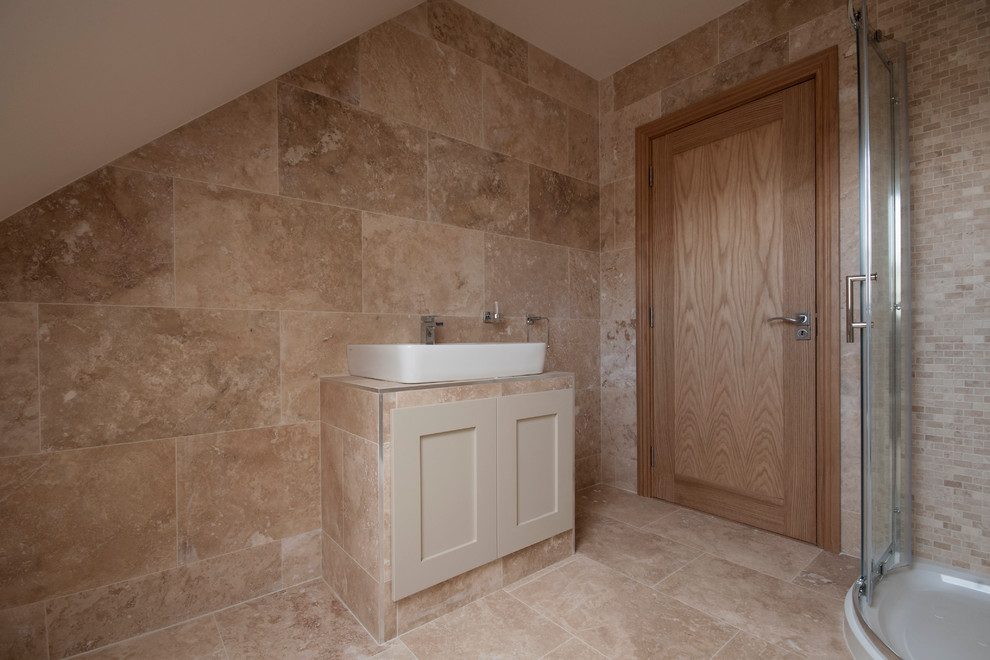 Foto på ett mellanstort funkis en-suite badrum, med beige kakel, stenkakel, beige väggar och travertin golv