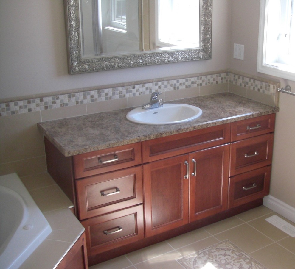 Cette photo montre une salle de bain avec un placard à porte shaker et des portes de placard marrons.