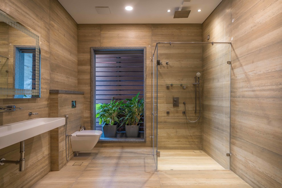 Réalisation d'une salle d'eau design avec une douche à l'italienne, WC suspendus, un carrelage marron, un mur marron, un sol en bois brun, un lavabo suspendu, un sol marron, une cabine de douche à porte battante et un plan de toilette blanc.