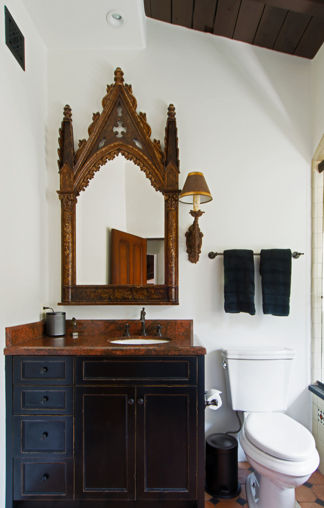 На фото: ванная комната в средиземноморском стиле с фасадами в стиле шейкер, белыми стенами, искусственно-состаренными фасадами и красной столешницей