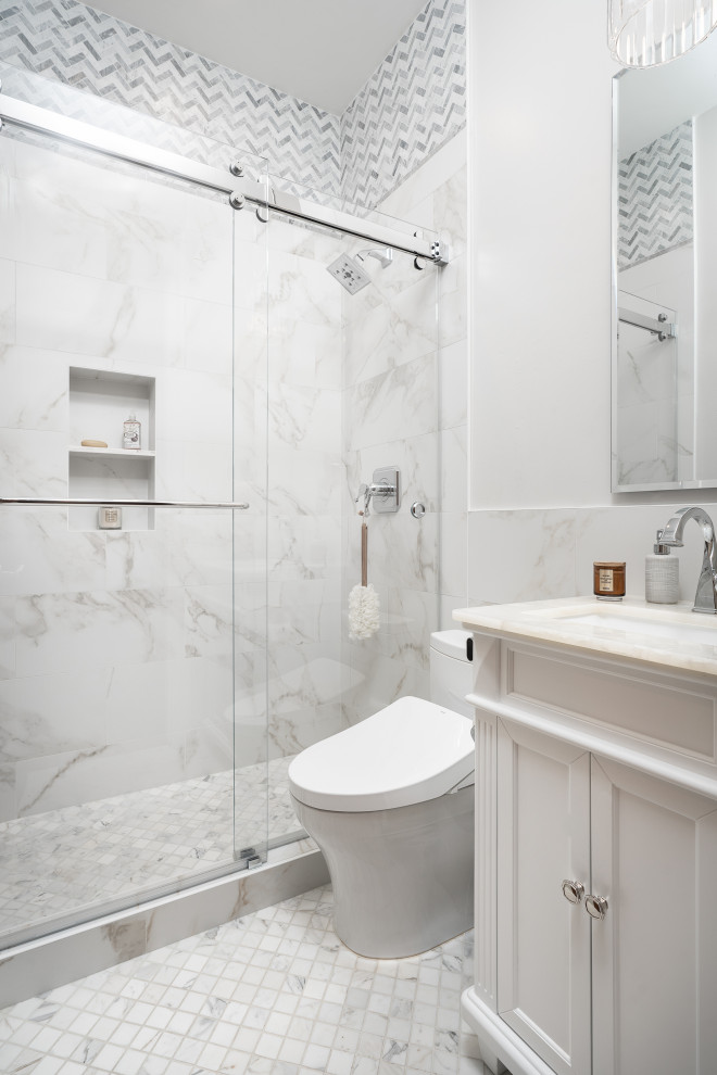 Idéer för ett litet klassiskt grå badrum med dusch, med släta luckor, svarta skåp, en öppen dusch, en toalettstol med hel cisternkåpa, grå kakel, porslinskakel, grå väggar, klinkergolv i porslin, ett undermonterad handfat, marmorbänkskiva, brunt golv och med dusch som är öppen