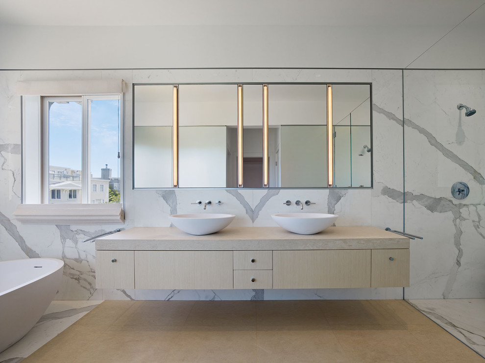 Свежая идея для дизайна: ванная комната в стиле модернизм с настольной раковиной и отдельно стоящей ванной - отличное фото интерьера