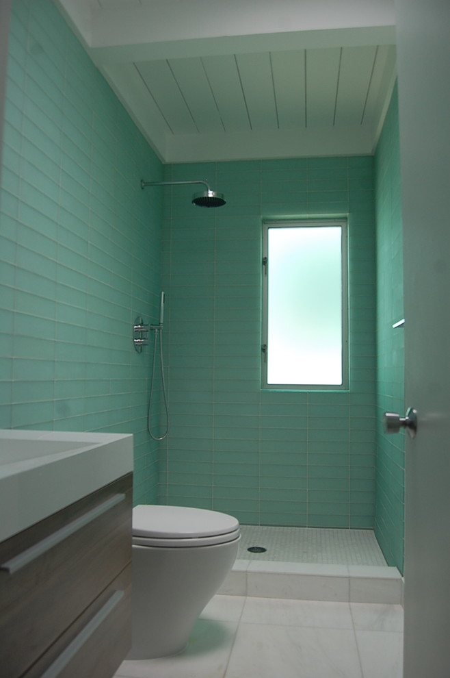 Diseño de cuarto de baño minimalista pequeño con armarios con paneles lisos, puertas de armario de madera en tonos medios, ducha abierta, sanitario de una pieza, baldosas y/o azulejos de vidrio y lavabo integrado