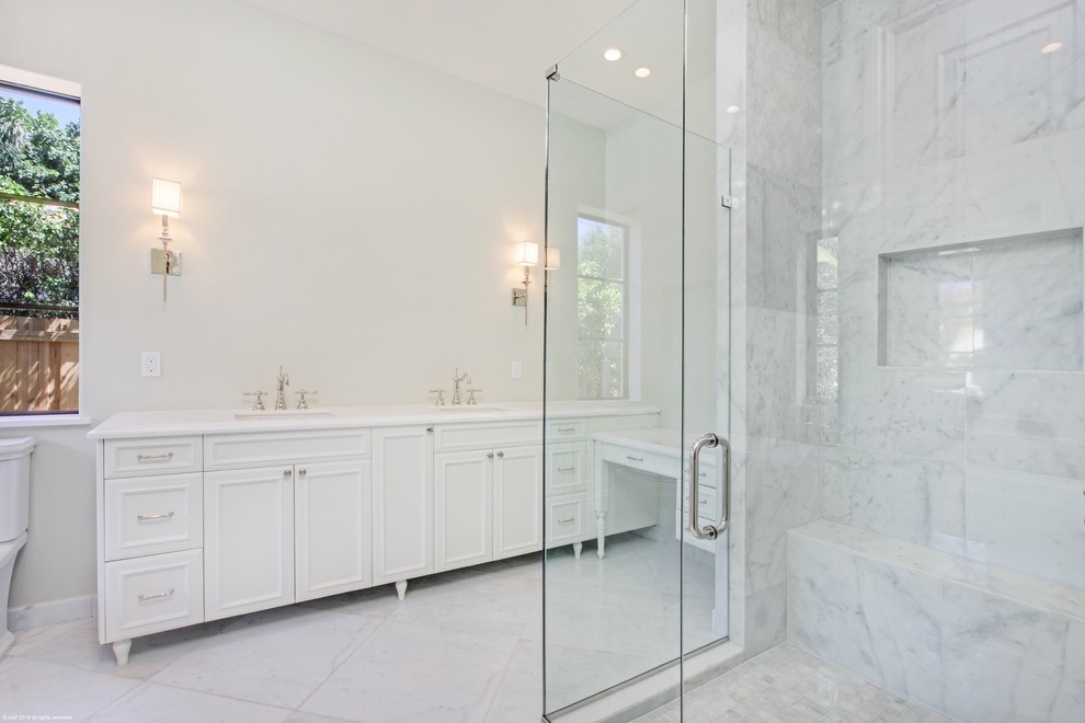 Exemple d'une petite salle de bain principale méditerranéenne avec des portes de placard blanches, une baignoire sur pieds, une douche d'angle, WC à poser, un carrelage blanc, un carrelage de pierre, un mur gris, un sol en carrelage de céramique, un lavabo posé et un plan de toilette en quartz.