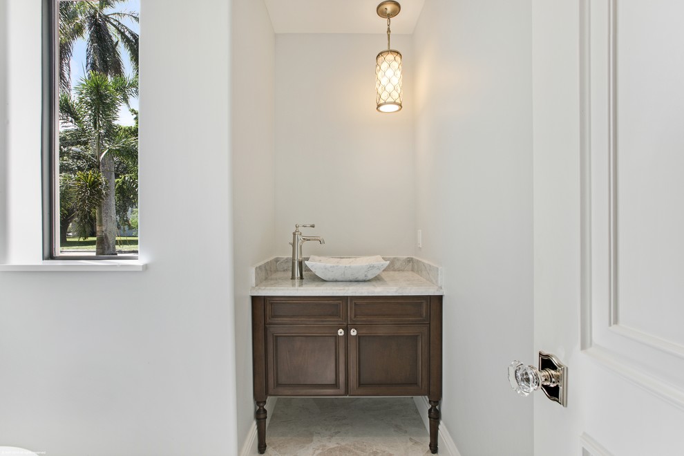 Foto de cuarto de baño mediterráneo pequeño con puertas de armario de madera en tonos medios, sanitario de una pieza, paredes grises, suelo de baldosas de cerámica, aseo y ducha y encimera de cuarcita