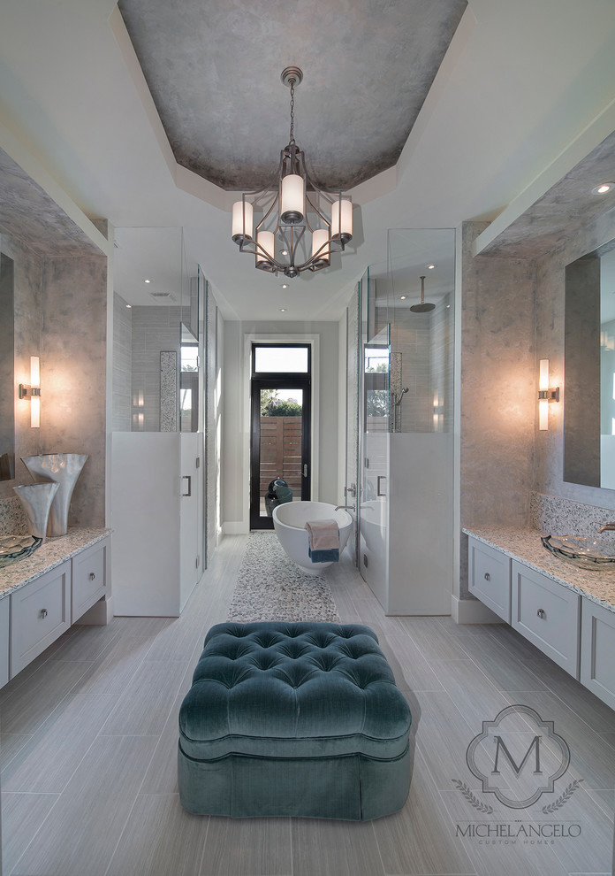 Immagine di una stanza da bagno chic con lavabo a bacinella, ante con riquadro incassato, ante grigie, vasca freestanding e WC monopezzo