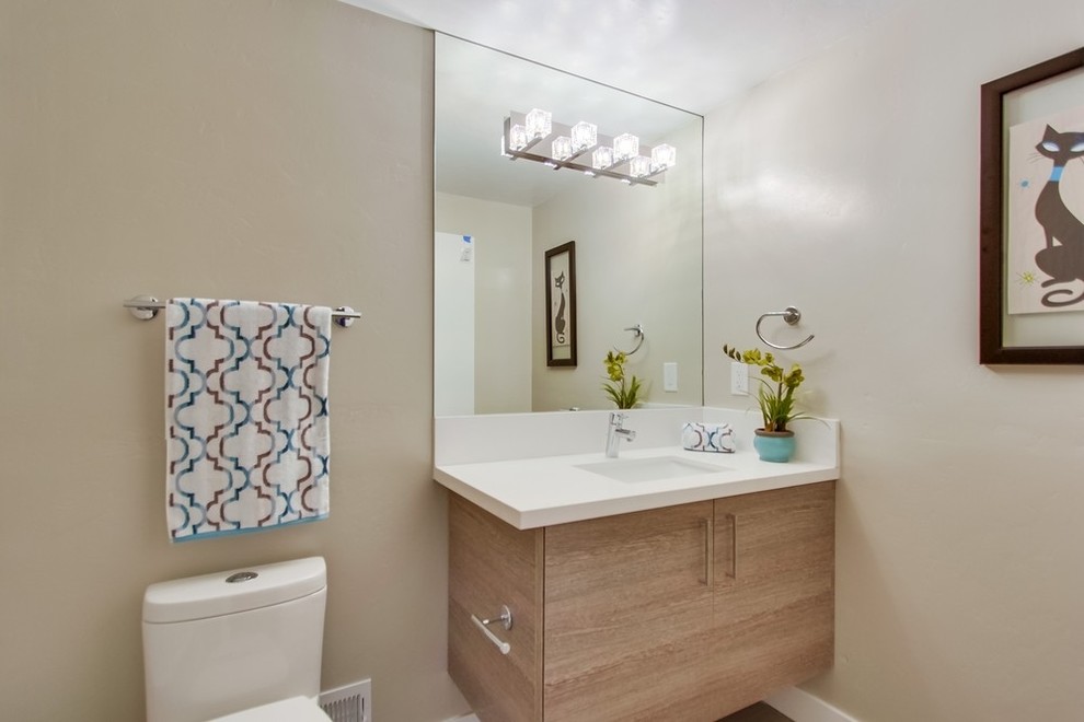 Modernes Duschbad mit Unterbauwaschbecken, flächenbündigen Schrankfronten, hellbraunen Holzschränken, Quarzit-Waschtisch und Porzellan-Bodenfliesen in San Diego