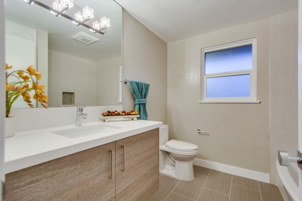 Foto di una stanza da bagno con doccia contemporanea con lavabo sottopiano, ante lisce, ante in legno scuro, top in quarzite e pavimento in gres porcellanato