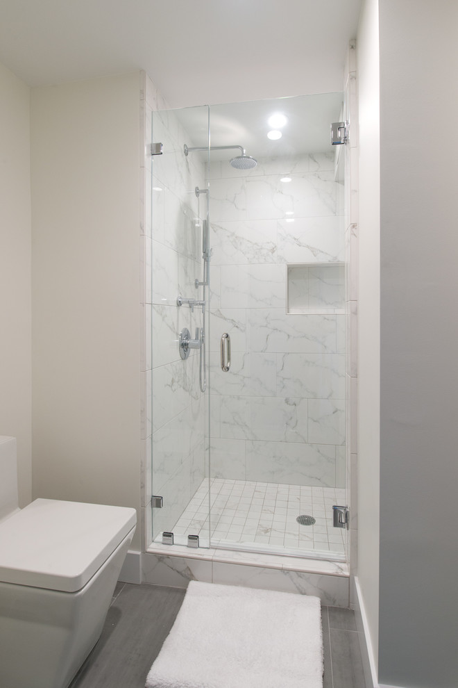 Foto på ett mellanstort funkis en-suite badrum, med skåp i shakerstil, vita skåp, en dusch i en alkov, en toalettstol med separat cisternkåpa, vit kakel, keramikplattor, vita väggar, bänkskiva i kvarts och dusch med gångjärnsdörr
