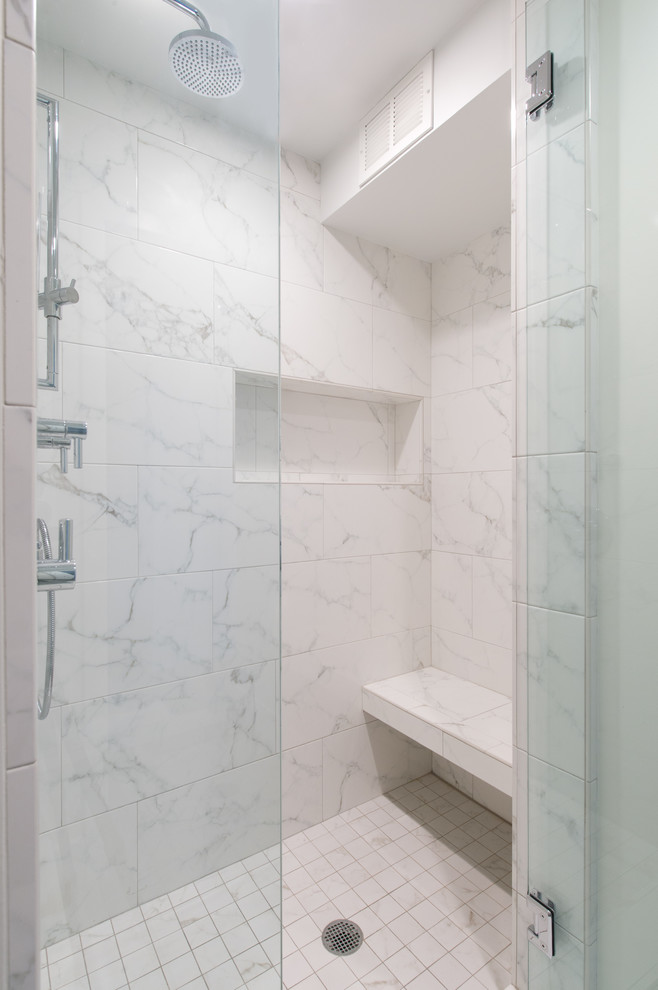 Inredning av ett modernt litet en-suite badrum, med släta luckor, vita skåp, en dusch i en alkov, en toalettstol med hel cisternkåpa, vit kakel, marmorkakel, vita väggar, klinkergolv i keramik, ett undermonterad handfat, bänkskiva i kvarts, grått golv och dusch med gångjärnsdörr
