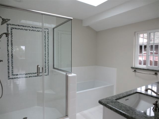 Exempel på ett mellanstort modernt svart svart en-suite badrum, med ett undermonterad handfat, skåp i shakerstil, vita skåp, granitbänkskiva, ett fristående badkar, en dubbeldusch, en toalettstol med separat cisternkåpa, vit kakel, cementkakel, grå väggar och marmorgolv