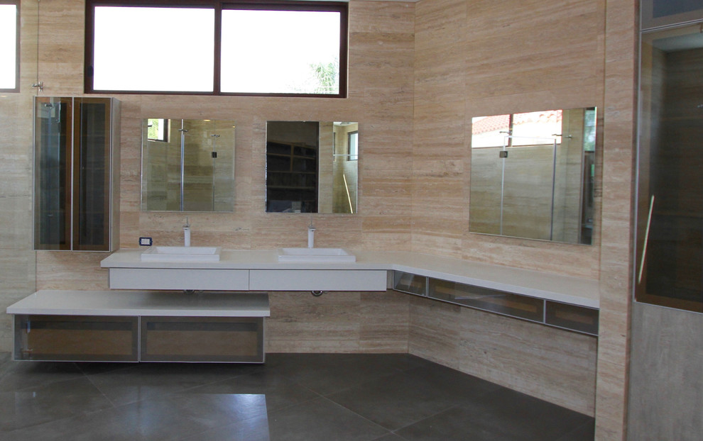 Immagine di una stanza da bagno padronale minimal con pareti beige, pavimento in gres porcellanato e lavabo integrato