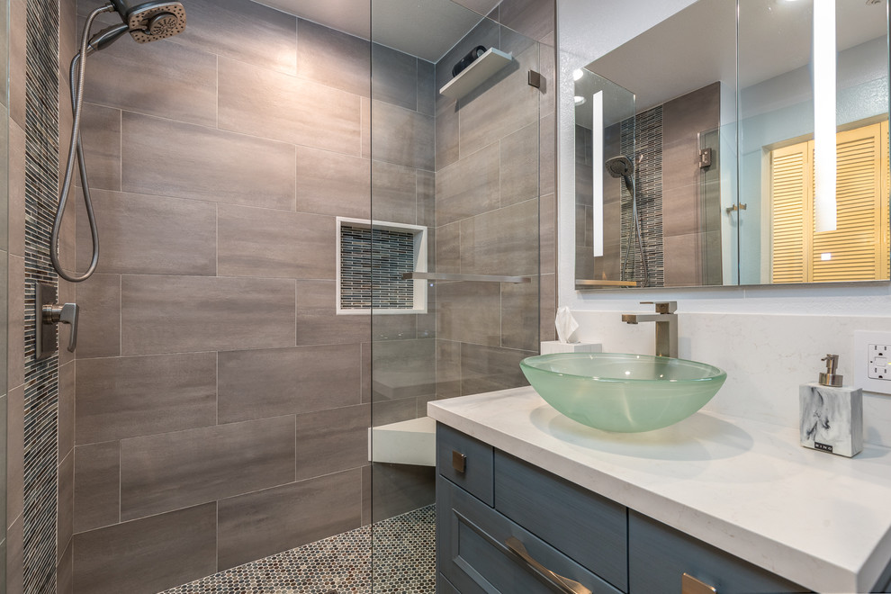 Imagen de cuarto de baño principal marinero con armarios estilo shaker y suelo de baldosas de porcelana