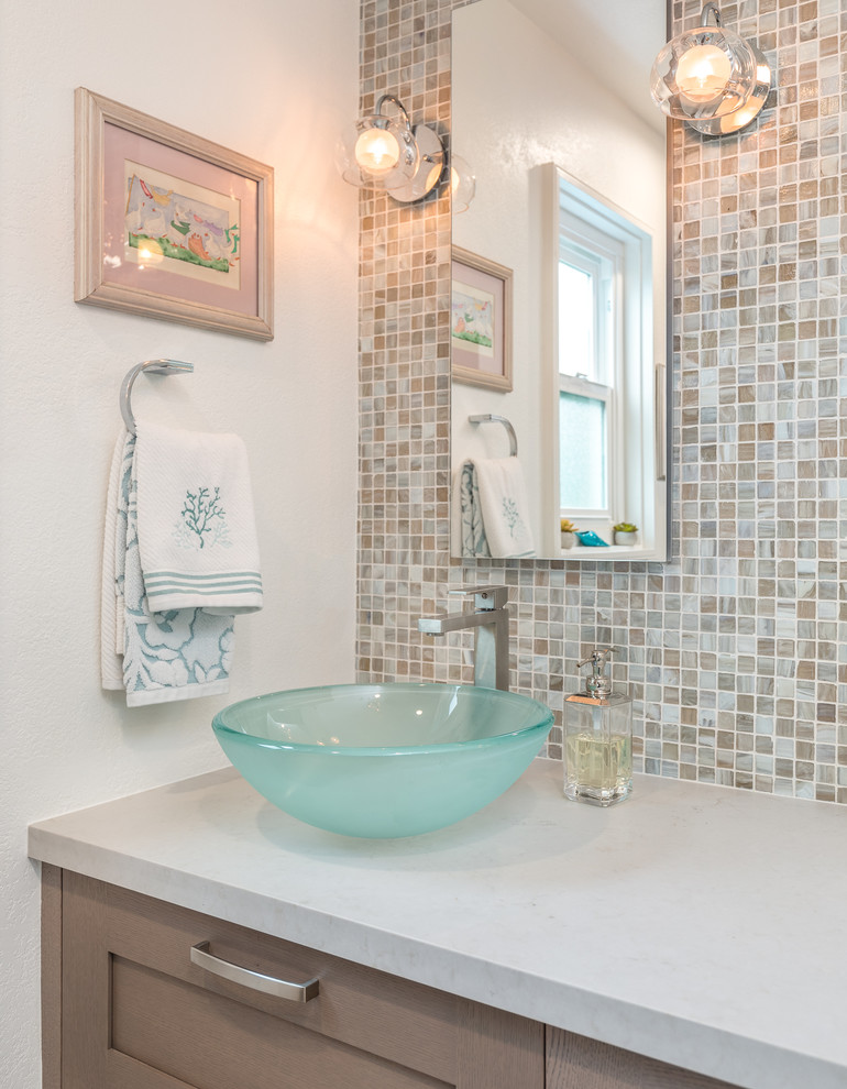 Idee per una stanza da bagno padronale stile marinaro con ante in stile shaker, piastrelle a mosaico, pavimento in gres porcellanato e lavabo a bacinella
